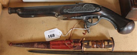 Old pistol & Masai dagger(-)